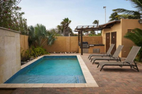 NICE HOUSE WITH PRIVATE POOL IN GOLD COAST